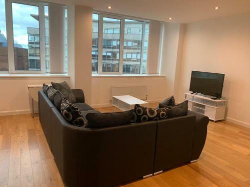 Modern 2 Bed 2 Bath Apartment In Central Croydon!