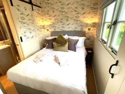 Lodge Stunning Shepherds Hut With Superb Views & Fire Pit