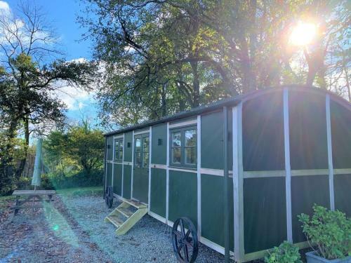 Lodge Luxury Shepherds Hut With Superb Views & Fire Pit