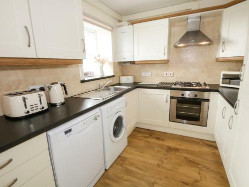 16 Cefn Cwmwd Cottages