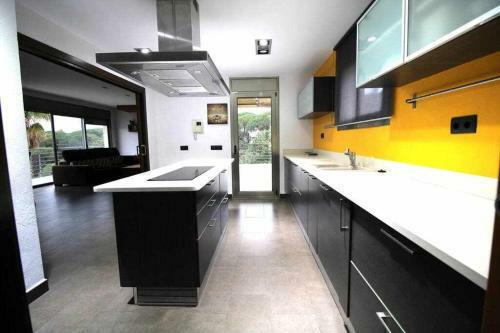 Moderna Casa Con Piscina