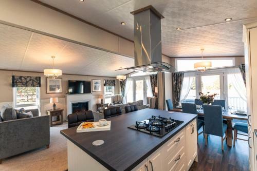 Sutton Lodge With Hot Tub