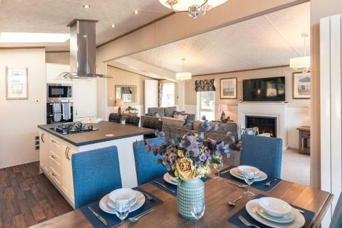 Sutton Lodge With Hot Tub
