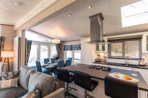 Sutton Lodge With Hot Tub