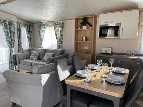 Yorkshire Lodge With Hot Tub