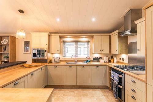 Heathery Lodge With Hot Tub
