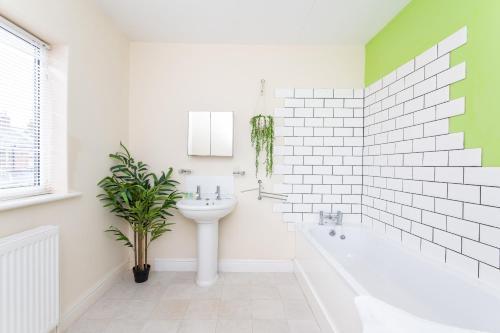 Pass The Keys 2 Bed With Garden Parking And York Minster Views