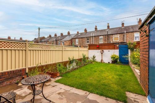 Pass The Keys 2 Bed With Garden Parking And York Minster Views