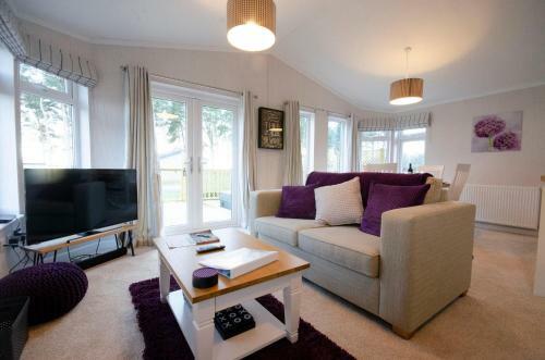 Hollicarrs - Long Lane Lodge