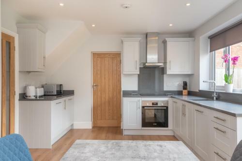 Pass The Keys High Spec 2 Bed House With Driveway And Garden