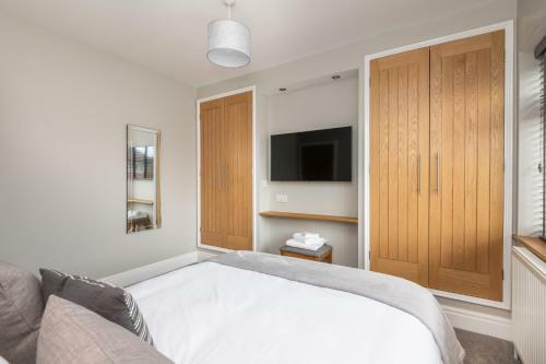 Pass The Keys High Spec 2 Bed House With Driveway And Garden