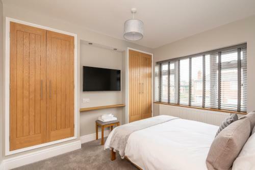 Pass The Keys High Spec 2 Bed House With Driveway And Garden
