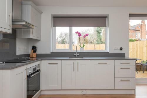 Pass The Keys High Spec 2 Bed House With Driveway And Garden