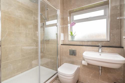 Pass The Keys High Spec 2 Bed House With Driveway And Garden