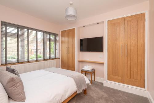 Pass The Keys High Spec 2 Bed House With Driveway And Garden