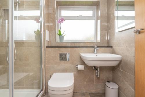 Pass The Keys High Spec 2 Bed House With Driveway And Garden