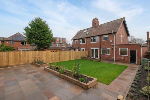 Pass The Keys High Spec 2 Bed House With Driveway And Garden