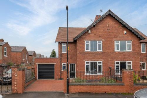 Pass The Keys High Spec 2 Bed House With Driveway And Garden
