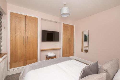 Pass The Keys High Spec 2 Bed House With Driveway And Garden