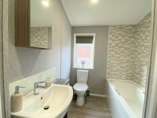 The Yorkshire Burrow Lodge With Hot Tub