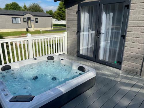 Peace Lodge With Hot Tub