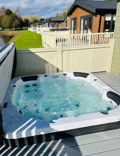 Bridgewater Lodge With Hot Tub