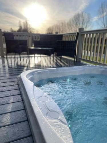 Bakers Lodge With Hot Tub