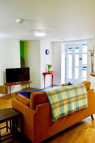 ?dragons Den? Centrally Located Modern Apartment