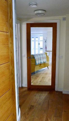 ?dragons Den? Centrally Located Modern Apartment