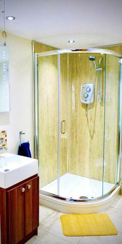 ?dragons Den? Centrally Located Modern Apartment