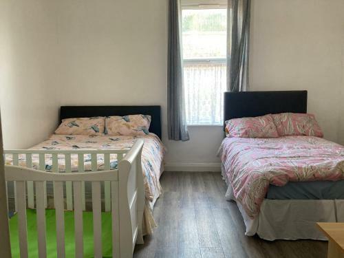 Apartamento Cheerful 2 Bedroom House With Free Parking