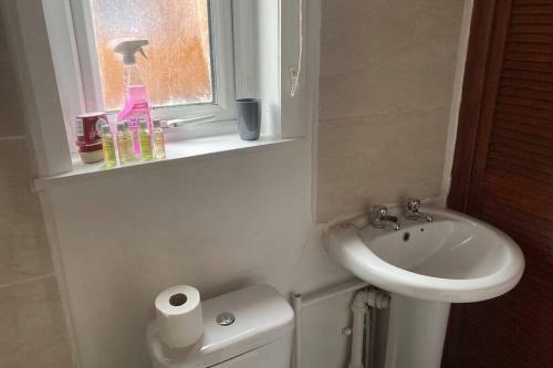 Apartamento Cheerful 2 Bedroom House With Free Parking