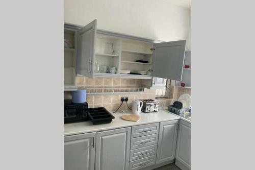 Apartamento Cheerful 2 Bedroom House With Free Parking
