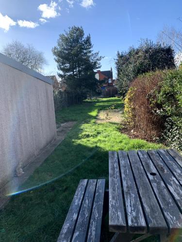 Cosy Double Room With Smart Tv, Wifi & Garden View.
