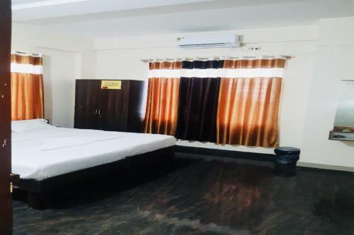 Oyo 84664 Chalukya Comforts Bk Hotel