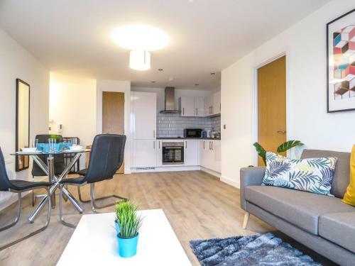 Tudors Esuites Canal Side Apartment