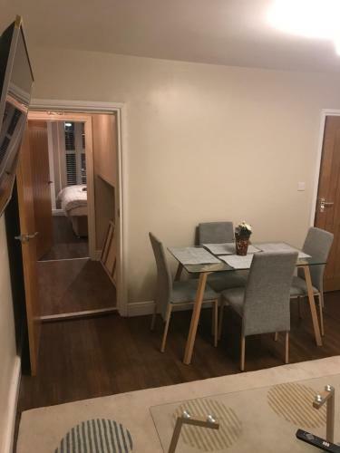 Ground Floor Contemporary 1 Bed Apartment
