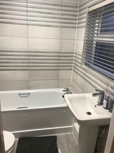 Ground Floor Contemporary 1 Bed Apartment