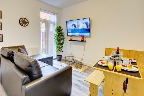 Swindon House Serviced Accommodation By Cmc Property Investors