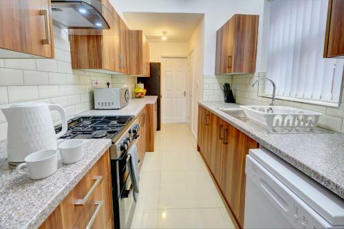 Swindon House Serviced Accommodation By Cmc Property Investors