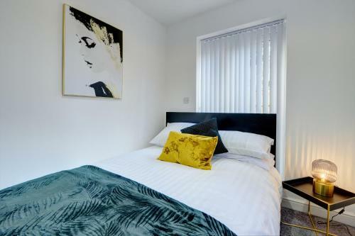 Swindon House Serviced Accommodation By Cmc Property Investors