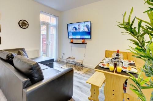Swindon House Serviced Accommodation By Cmc Property Investors