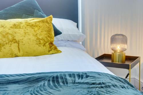 Swindon House Serviced Accommodation By Cmc Property Investors