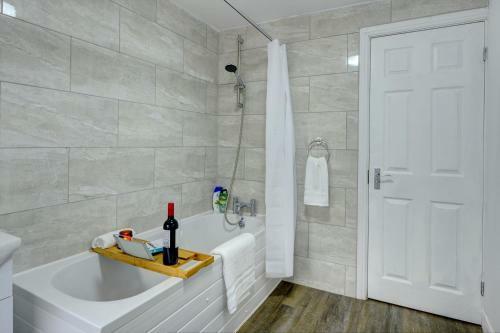 Swindon House Serviced Accommodation By Cmc Property Investors