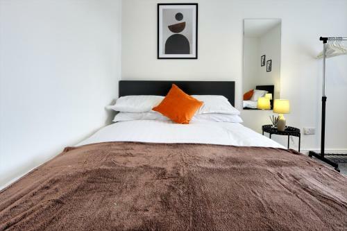 Swindon House Serviced Accommodation By Cmc Property Investors