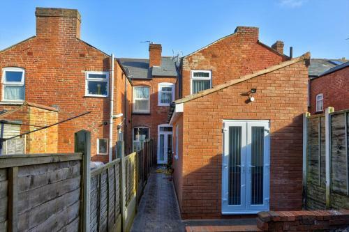Swindon House Serviced Accommodation By Cmc Property Investors