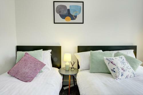 Swindon House Serviced Accommodation By Cmc Property Investors