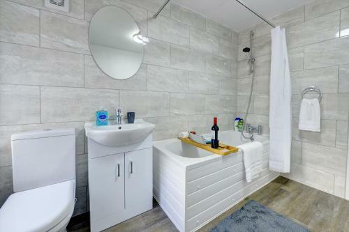 Swindon House Serviced Accommodation By Cmc Property Investors