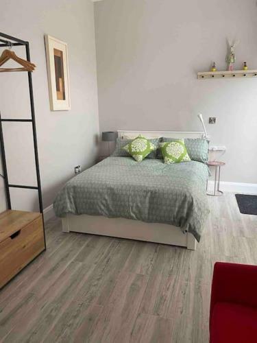 Hugo Mews. Bright Studio Apartment.