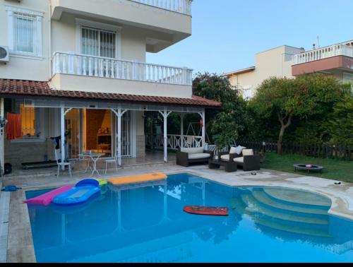 �zel Havuzlu Geni? Ferah Bah�eli M�stakil Villa
